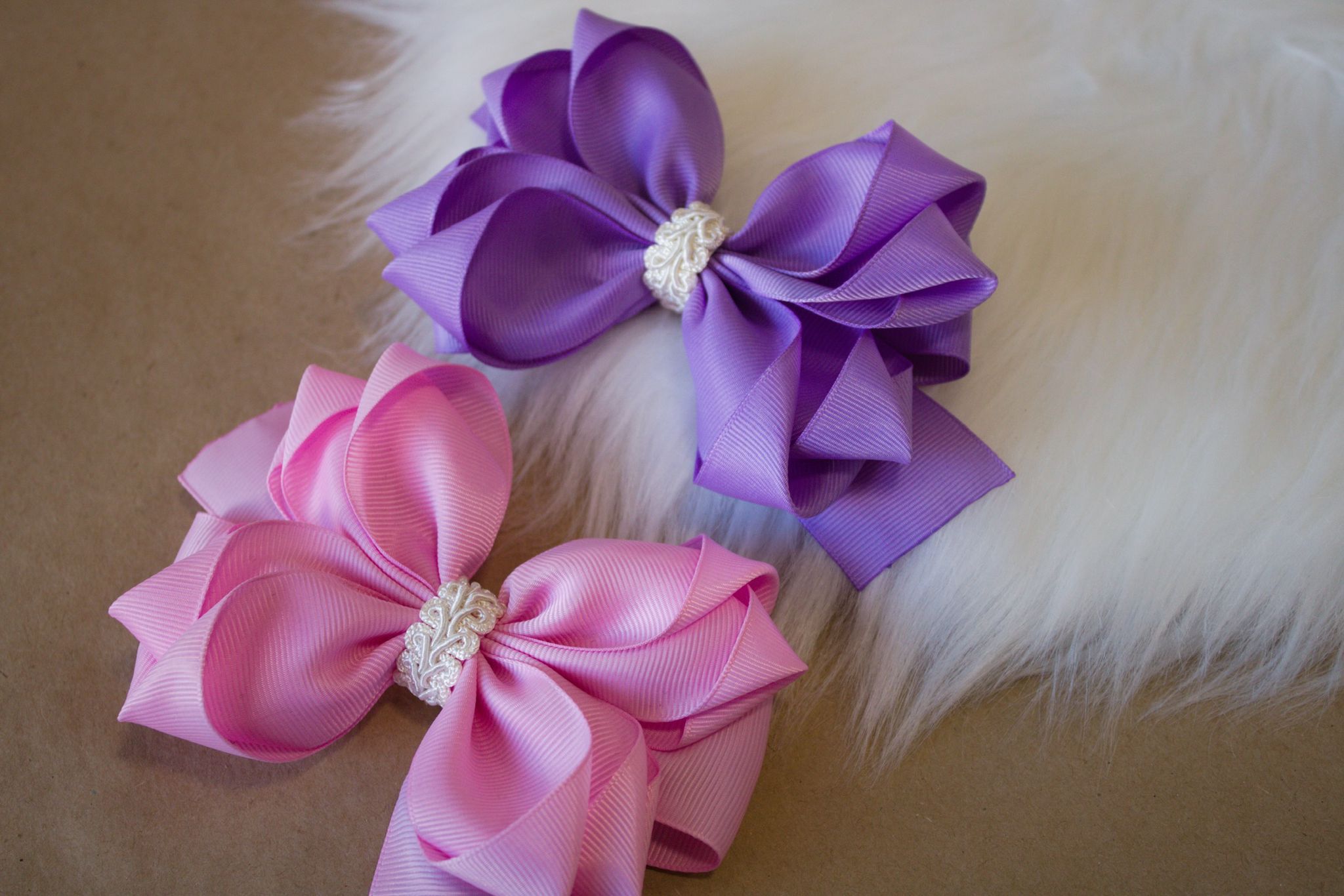 Detalle artesanal de lazo infantil Little Princess